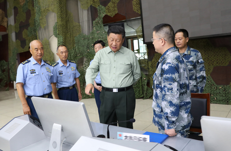 8月22日,中共中央總書記、國家主席、中央軍委主席習近平到空軍某基地視察。這是習近平察看基地作戰指揮中心,了解戰備值班和訓練情況。