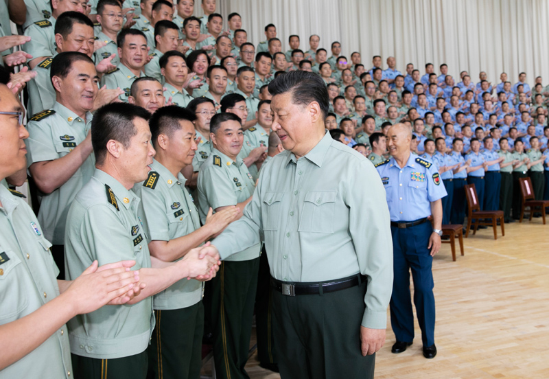8月22日,中共中央總書記、國家主席、中央軍委主席習近平到空軍某基地視察。這是習近平親切接見駐甘肅部隊副師職以上領導干部和團級單位主官。